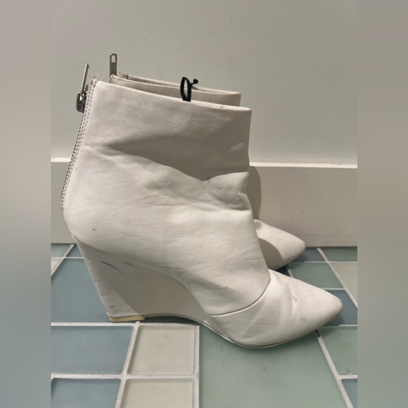 H&M white wedge 60s style gogo boots in white leather. - Picture 3 of 15